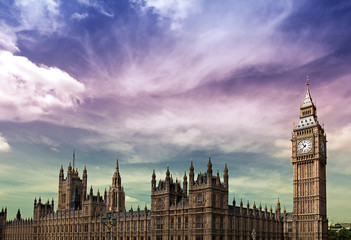 Fototapeta na wymiar Koncepcja Doomsday z burzliwe niebo nad Big Ben i Westminster