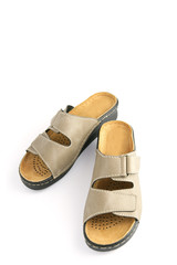 Paire de sandales pour homme sur fond blanc
