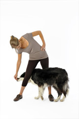 maitresse apprenant à son chien à slalomer entre ses jambes