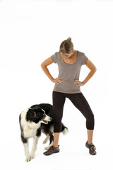 maitresse incitant son chien à passer entre ses jambes
