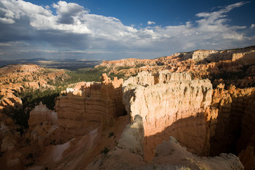 Felsen aus Sandstein im Bryce Canyon unter blauem Himmel