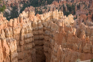 Felsen aus Sandstein im Bryce Canyon unter blauem Himmel