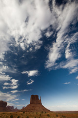 Fototapeta na wymiar Skały w Monument Valley pod błękitne niebo