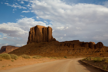 Felsen im Monument Valley unter blauem Himmel