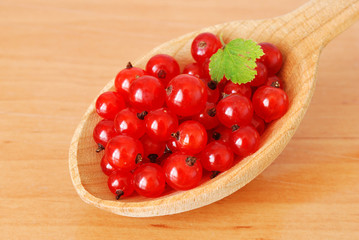 currant in wooden spoon