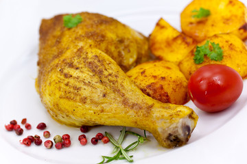 Hähnchen-Keule,gebraten mit Bratkartoffeln,Tomate