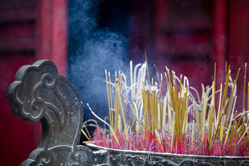 Bâtons d'encens, temple asiatique