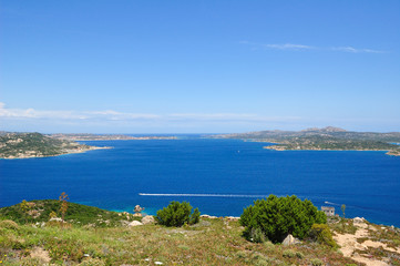 Fototapeta na wymiar Cieśnina między wyspy Maddalena Caprera Island - widok z lotu ptaka