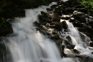 Felsen im reißenden Fluss