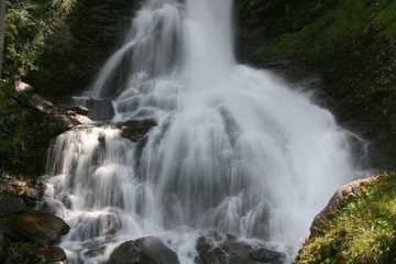 Wasserfall auf Felsen