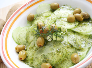 gurkensalat mit oliven