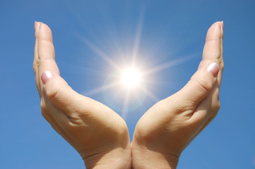 Fototapeta na wymiar Kobieta ręce dotykając Sun