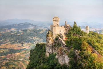 Fototapeta na wymiar Wieża wysokiego San Marino