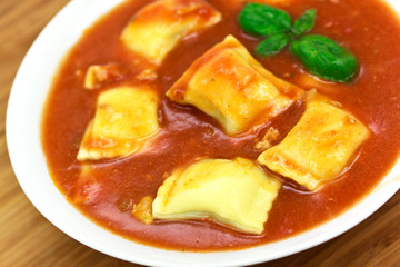 Maultaschen mit Tomatensoße