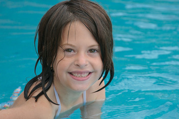 Kinderportrait im Wasser lächelt charmant