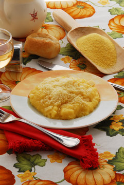 Polenta condita con formaggio latteria fresco e stagionato