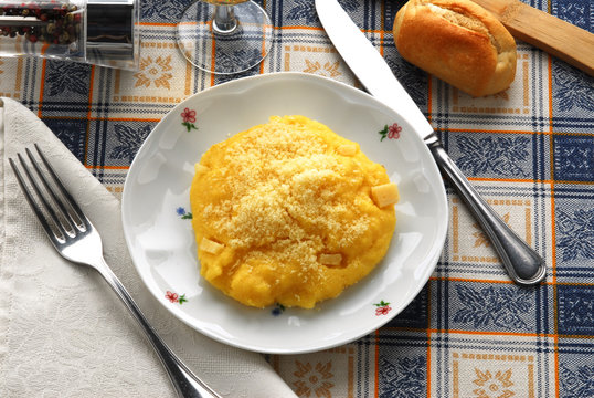 Polenta condita con formaggio latteria fresco e stagionato