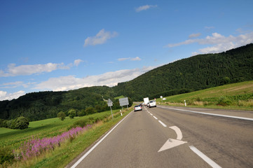 Befahrene Landstraße in der Eifel