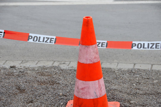 Polizeiabsperrung mit Pilone