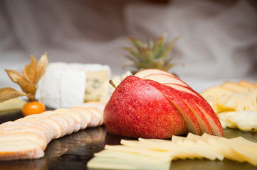 käseplatte mit apfel