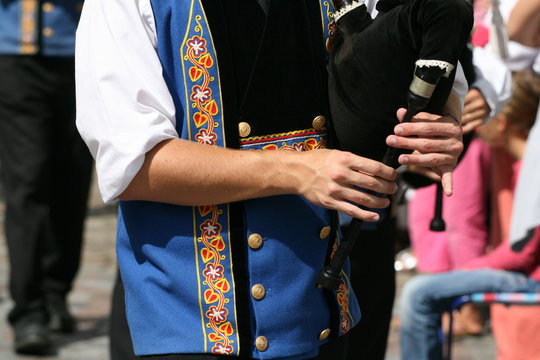 cornemuse en pays breton et costume traditionnel