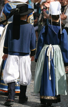enfants en costume breton traditionnel