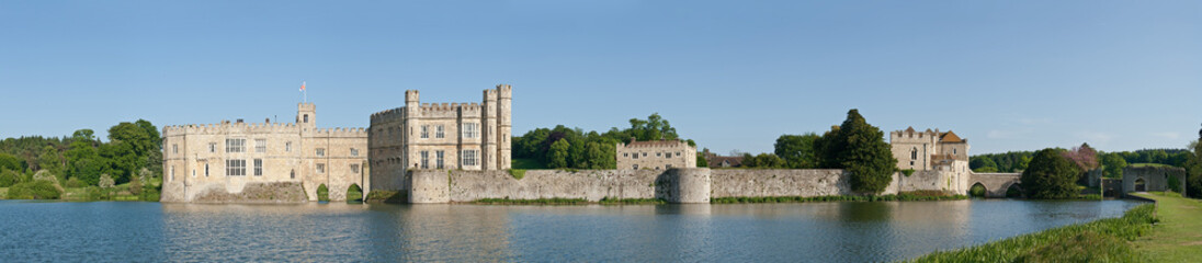 Fototapeta na wymiar Panoramiczny widok z zamku w Leeds w hrabstwie Kent, w Anglii