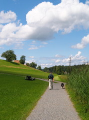 retraité en promenade avec un chien