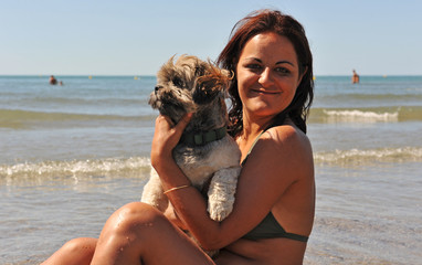 jolie fille et son chien sur la plage