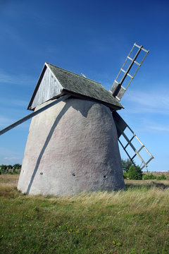 Historische Windmühle auf Farö, Gotland (Schweden)