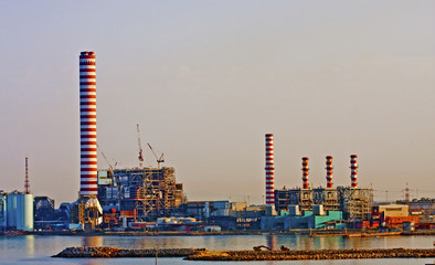 Obraz premium Seaside Industry at Dawn
