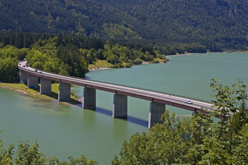 Obraz premium Brücke über den Sylvensteinspeicher
