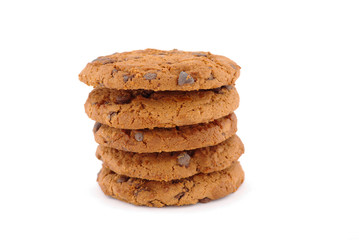 tas de cookies au chocolat sur fond blanc
