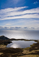 Fototapeta na wymiar Jezioro, Irlandia Wybrzeże - Donegal klify