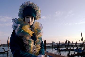 Obraz na płótnie Canvas Osób w fantasy kostium na weneckich Piers