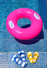 flip flops mit achwimmreifen im pool