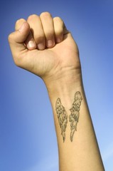 ailes d'ange tatouées sur le bras - obrazy, fototapety, plakaty
