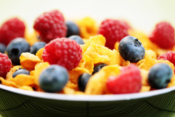 corn flakes with berry fruits