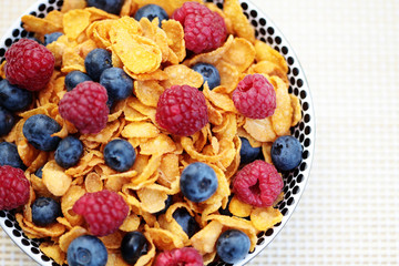corn flakes with berry fruits