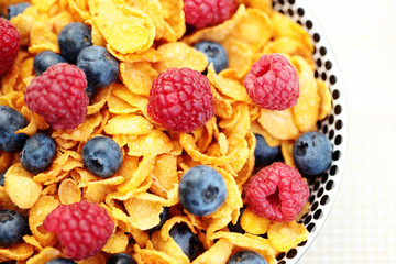 corn flakes with berry fruits