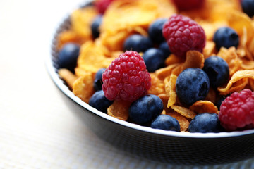 corn flakes with berry fruits