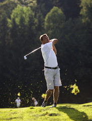 Golfspieler beim Abschlag