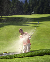Golfspieler  beim abschlag im Sandbunker,