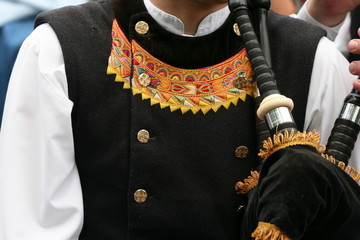 gilet de costume traditionnel breton et cornemuse - obrazy, fototapety, plakaty