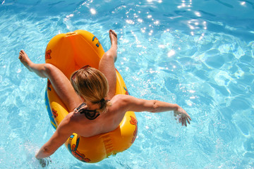 femme à la piscine