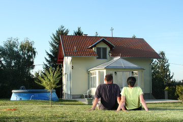 Fototapeta na wymiar Couple in front of house