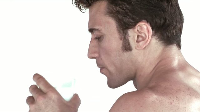 profilo di uomo che beve acqua