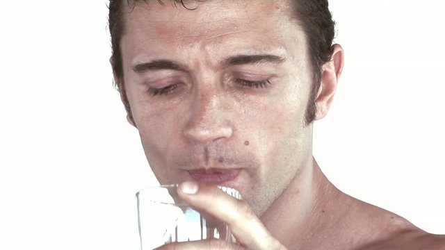 uomo beve succo di arancia e sorride