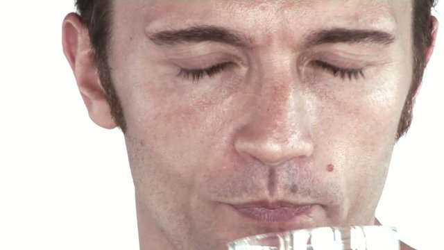 giovane uomo beve succo di arancia