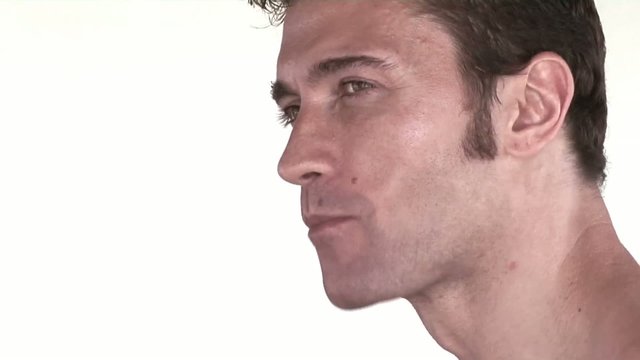 Giovane uomo mangia una mela